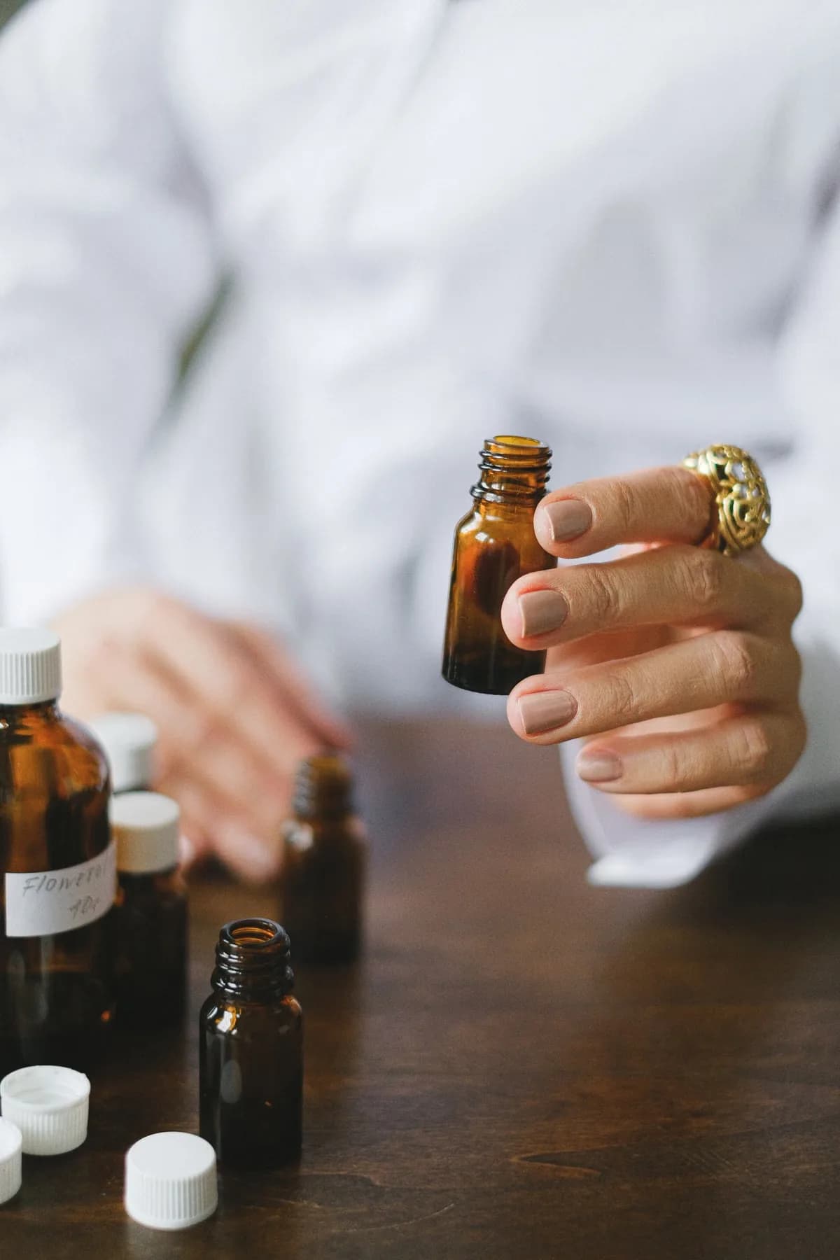Apoteker memegang botol obat saat menyiapkan obat