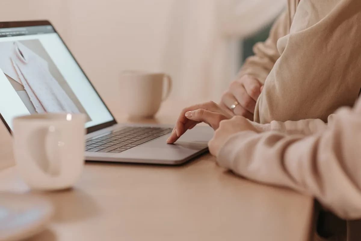 Pengguna membandingkan informasi melalui laptop