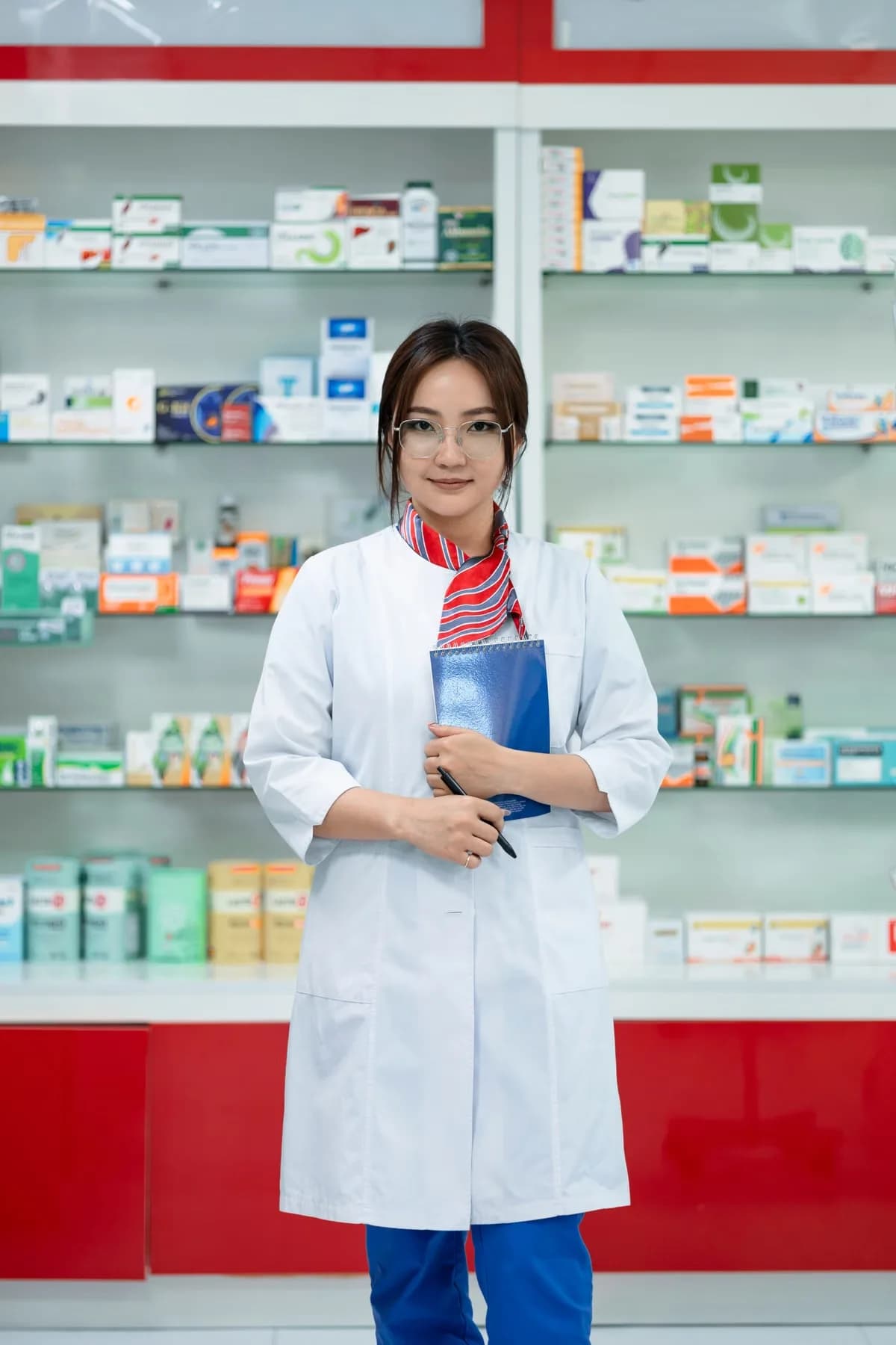 Apoteker di antara rak obat apotek