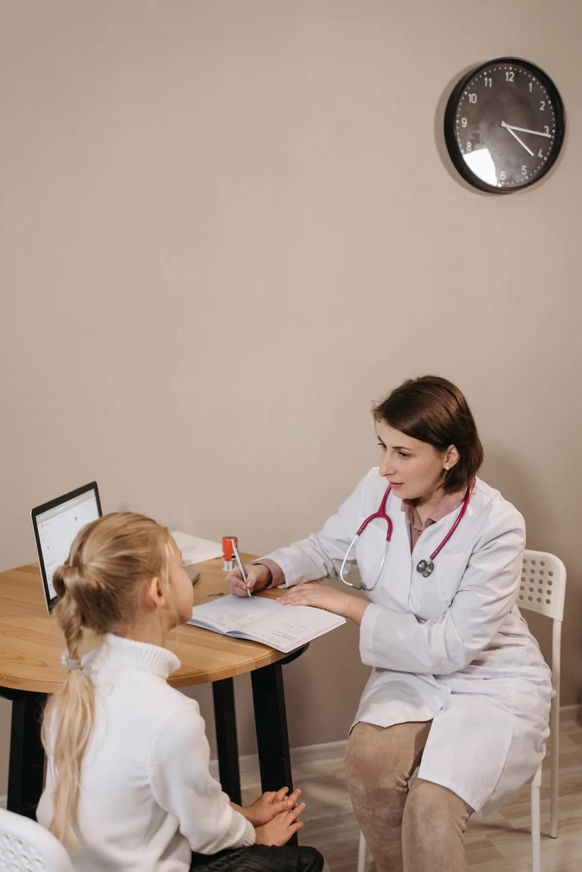 Dokter melakukan pemeriksaan anak