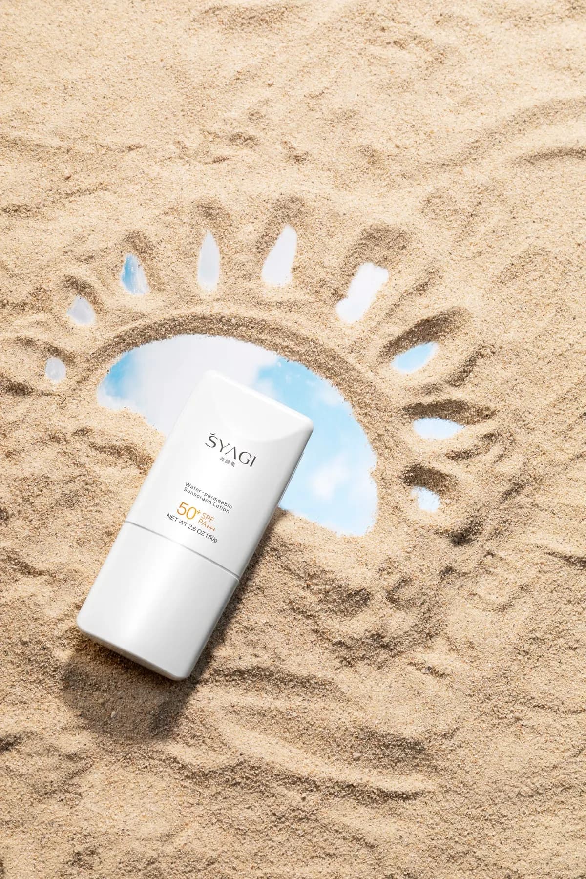Botol sunscreen dengan latar pasir