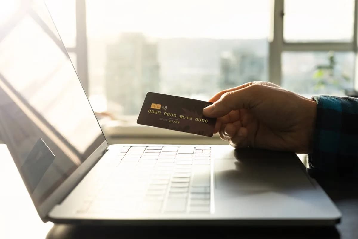 Belanja daring menggunakan laptop